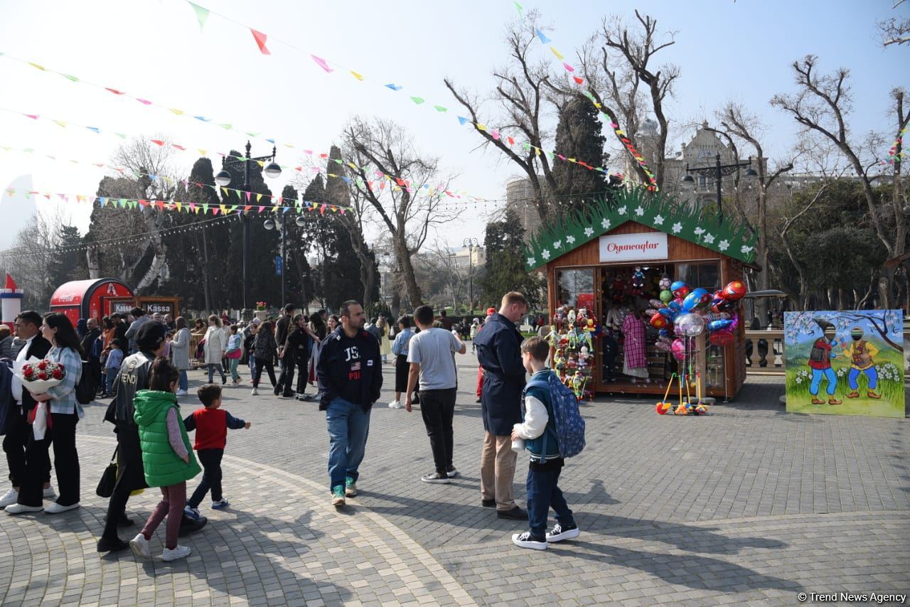 Bakı sakinləri Novruz bayramını qeyd edir - FOTOREPORTAJ