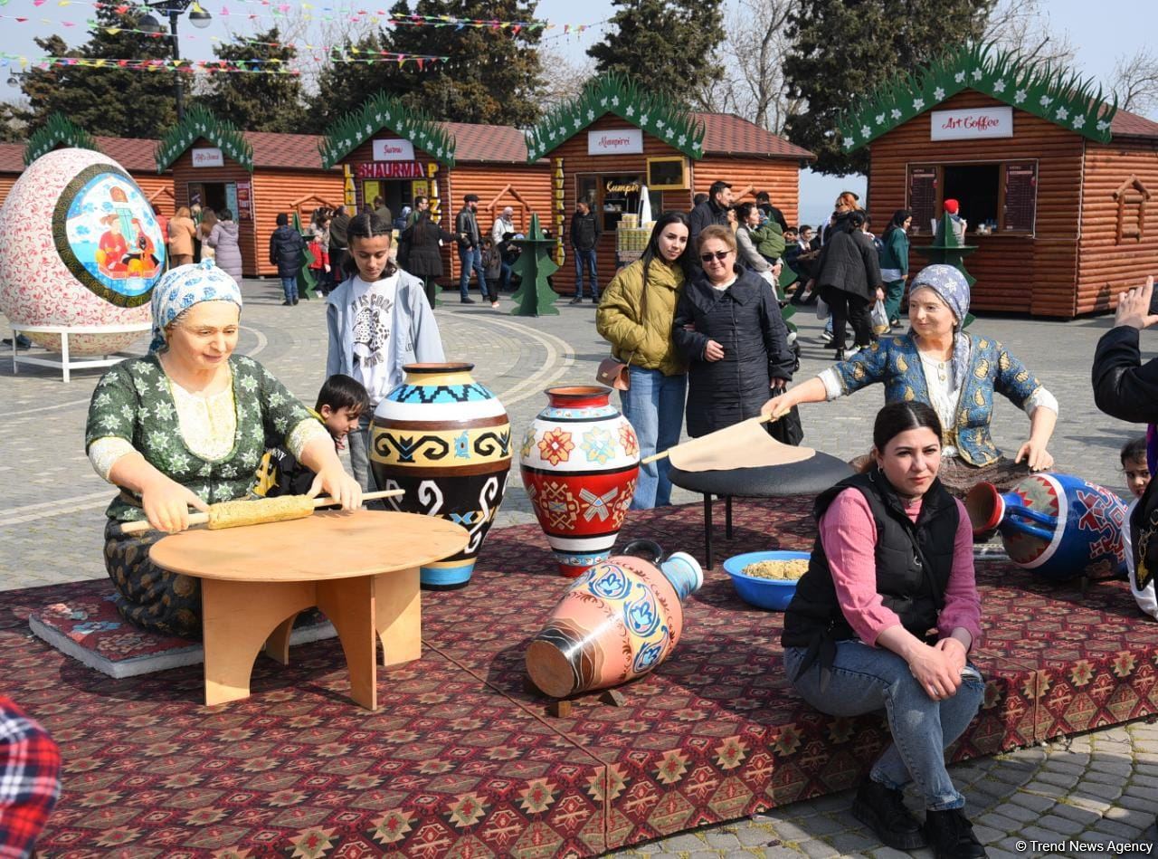 Bakı sakinləri Novruz bayramını qeyd edir - FOTOREPORTAJ