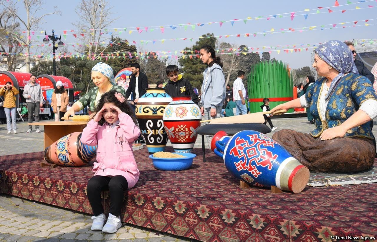Bakı sakinləri Novruz bayramını qeyd edir - FOTOREPORTAJ