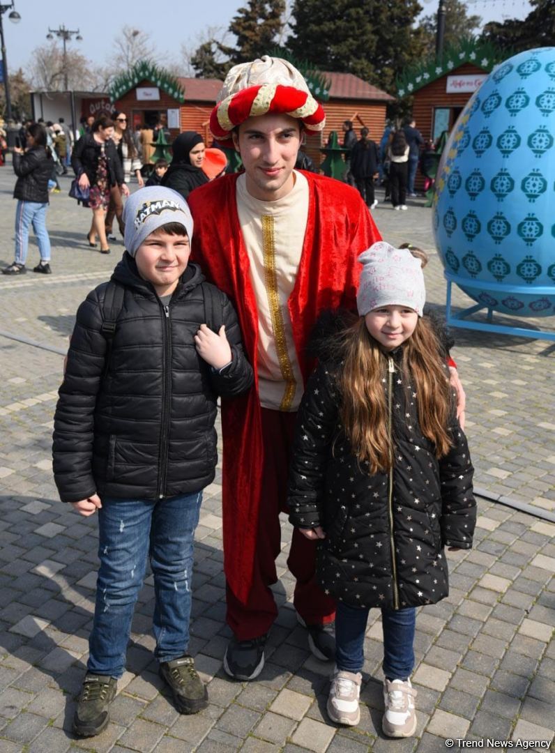 Bakı sakinləri Novruz bayramını qeyd edir - FOTOREPORTAJ