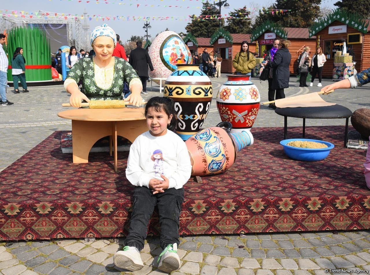 Bakı sakinləri Novruz bayramını qeyd edir - FOTOREPORTAJ