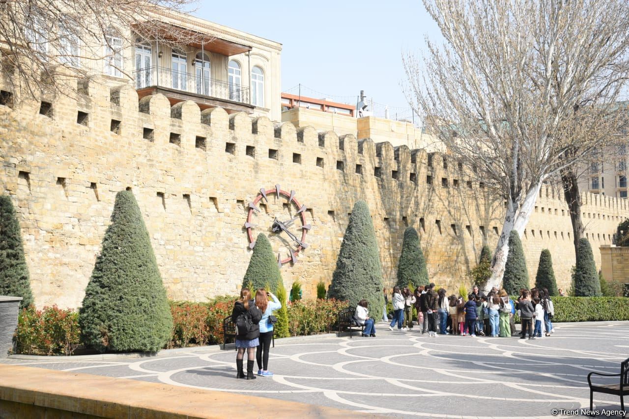 Bakı sakinləri Novruz bayramını qeyd edir - FOTOREPORTAJ