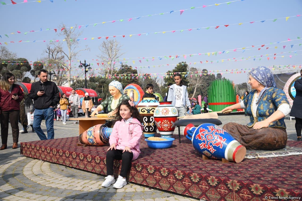 Bakı sakinləri Novruz bayramını qeyd edir - FOTOREPORTAJ