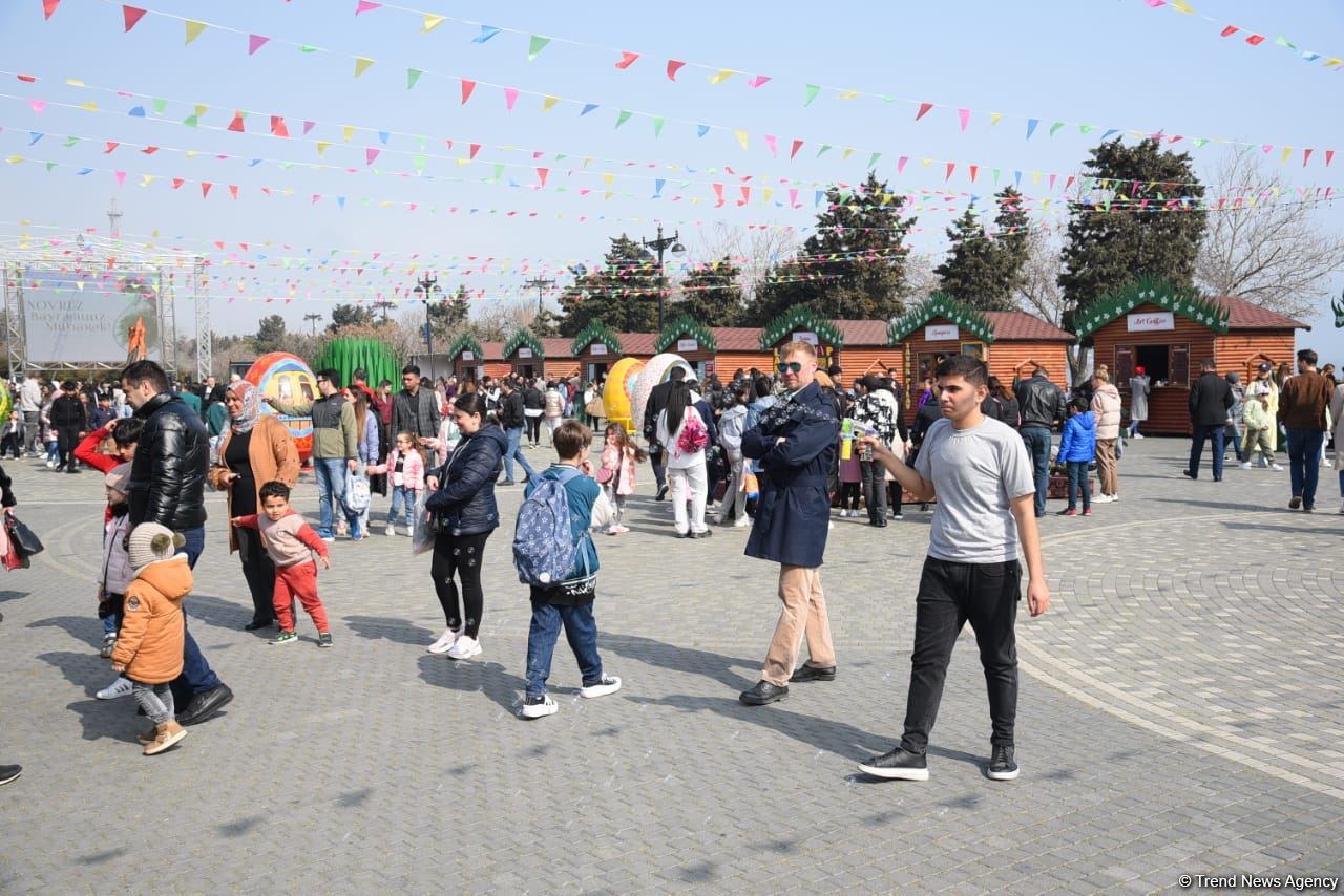 Bakı sakinləri Novruz bayramını qeyd edir - FOTOREPORTAJ