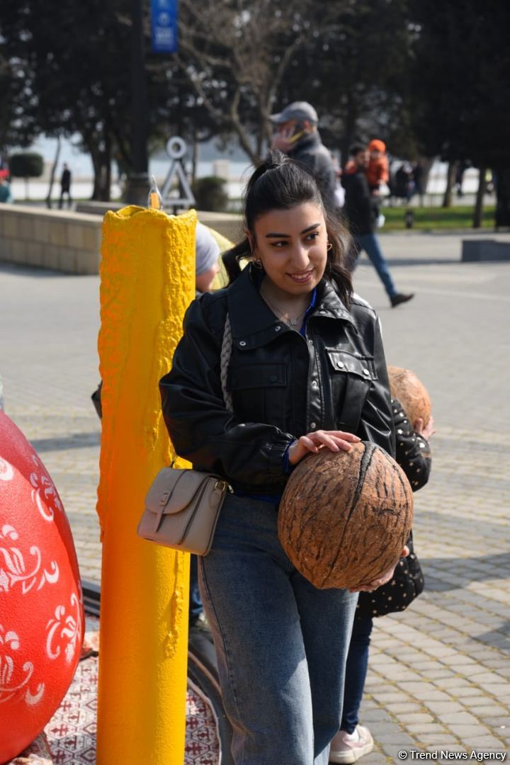 Bakı sakinləri Novruz bayramını qeyd edir - FOTOREPORTAJ