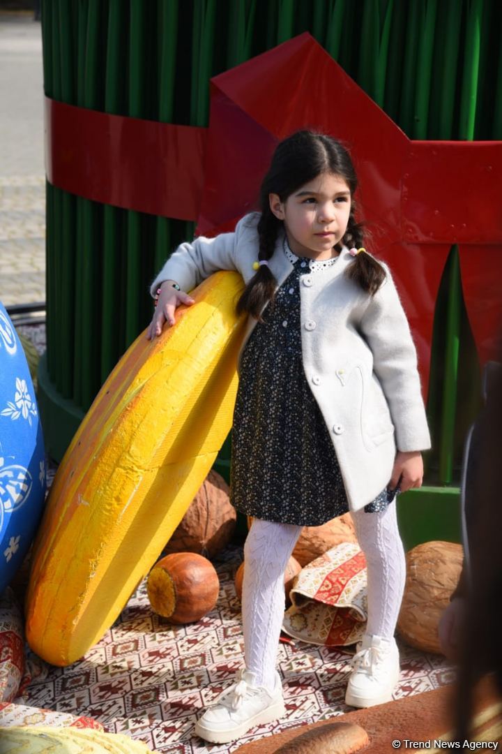 Bakı sakinləri Novruz bayramını qeyd edir - FOTOREPORTAJ