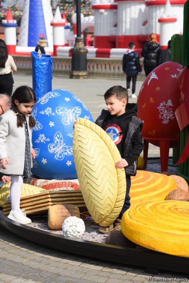 Bakı sakinləri Novruz bayramını qeyd edir - FOTOREPORTAJ