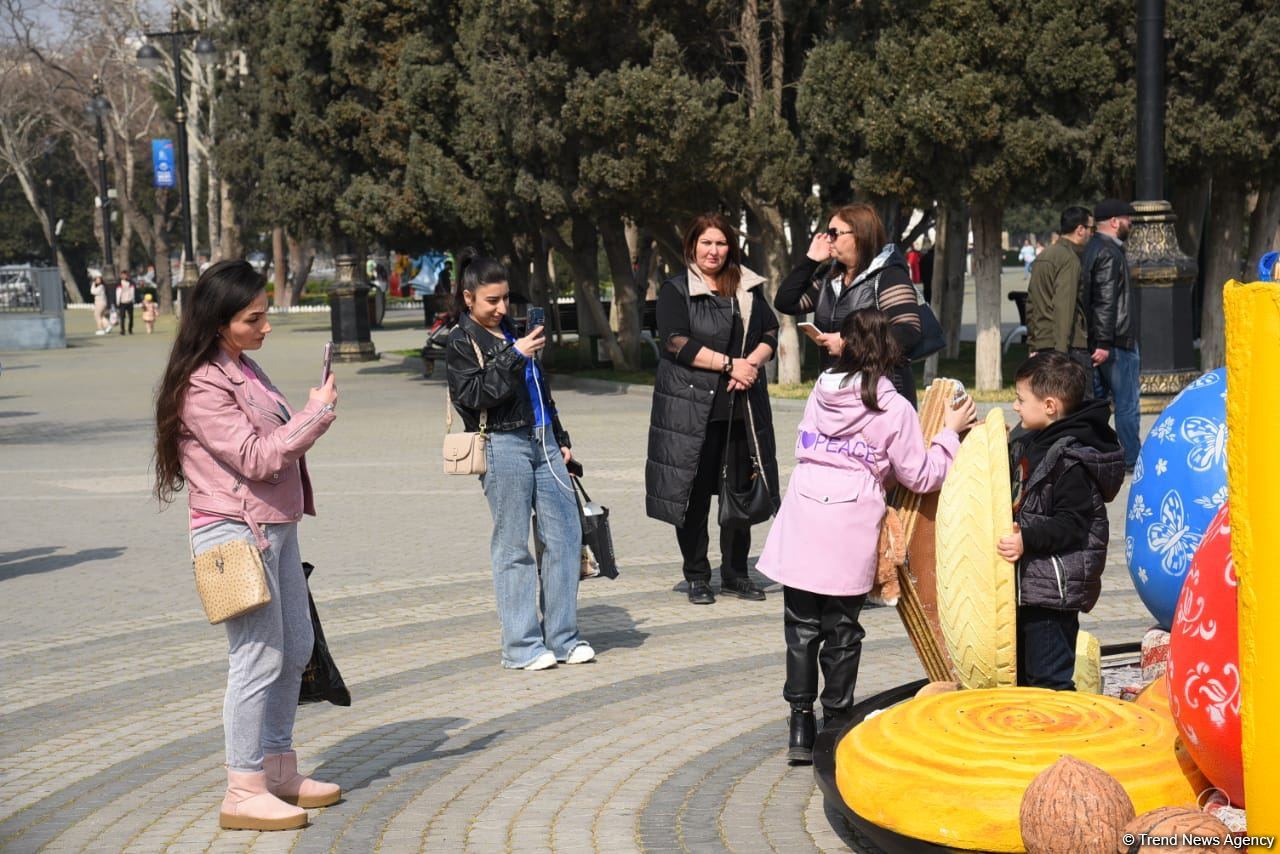 Bakı sakinləri Novruz bayramını qeyd edir - FOTOREPORTAJ