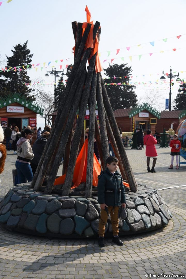 Bakı sakinləri Novruz bayramını qeyd edir - FOTOREPORTAJ