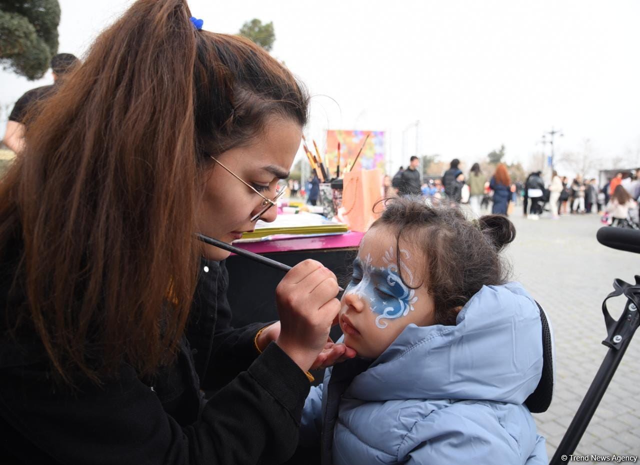 Bakı sakinləri Novruz bayramını qeyd edir - FOTOREPORTAJ