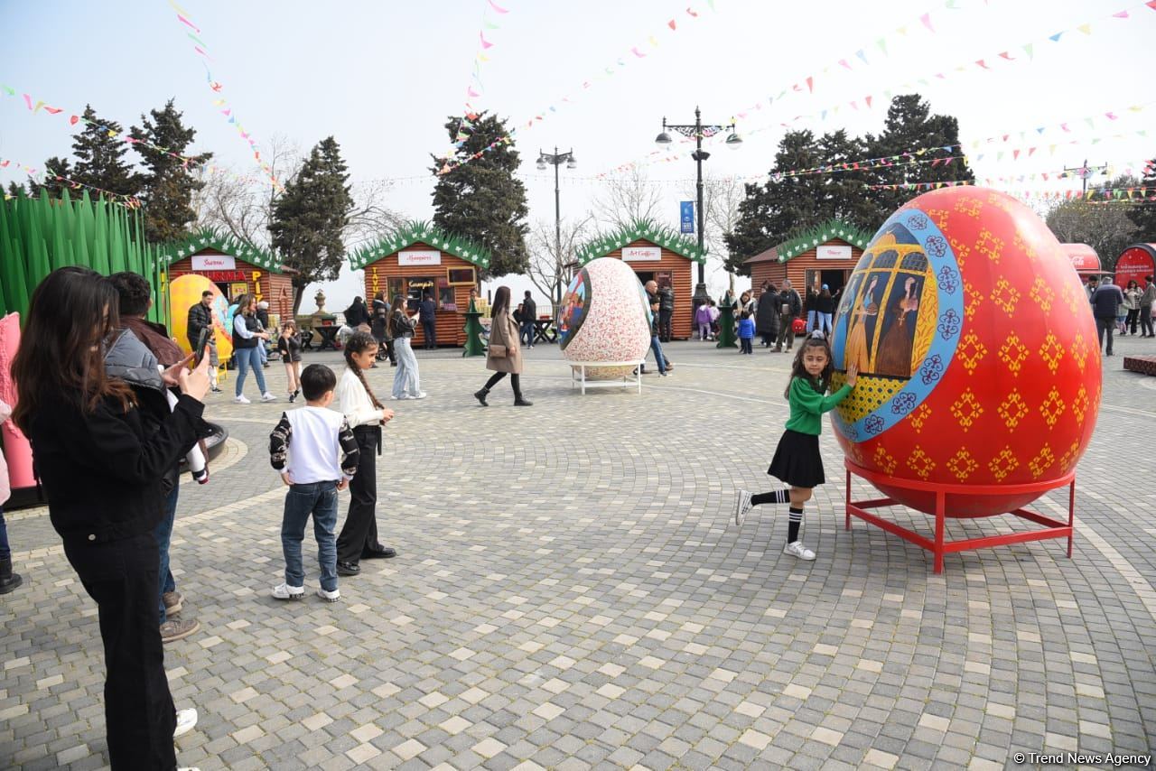Bakı sakinləri Novruz bayramını qeyd edir - FOTOREPORTAJ