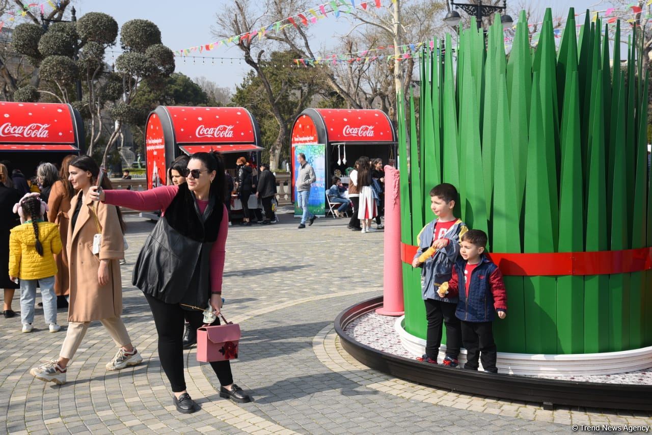 Bakı sakinləri Novruz bayramını qeyd edir - FOTOREPORTAJ