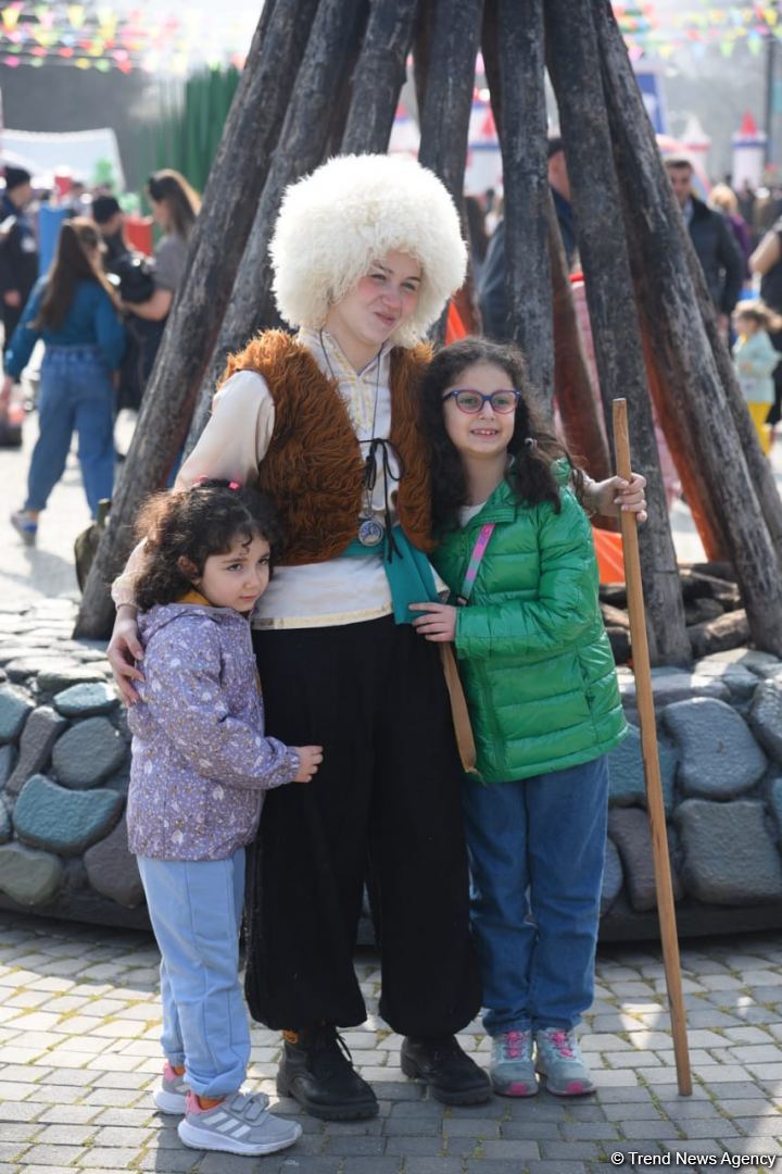 Bakı sakinləri Novruz bayramını qeyd edir - FOTOREPORTAJ
