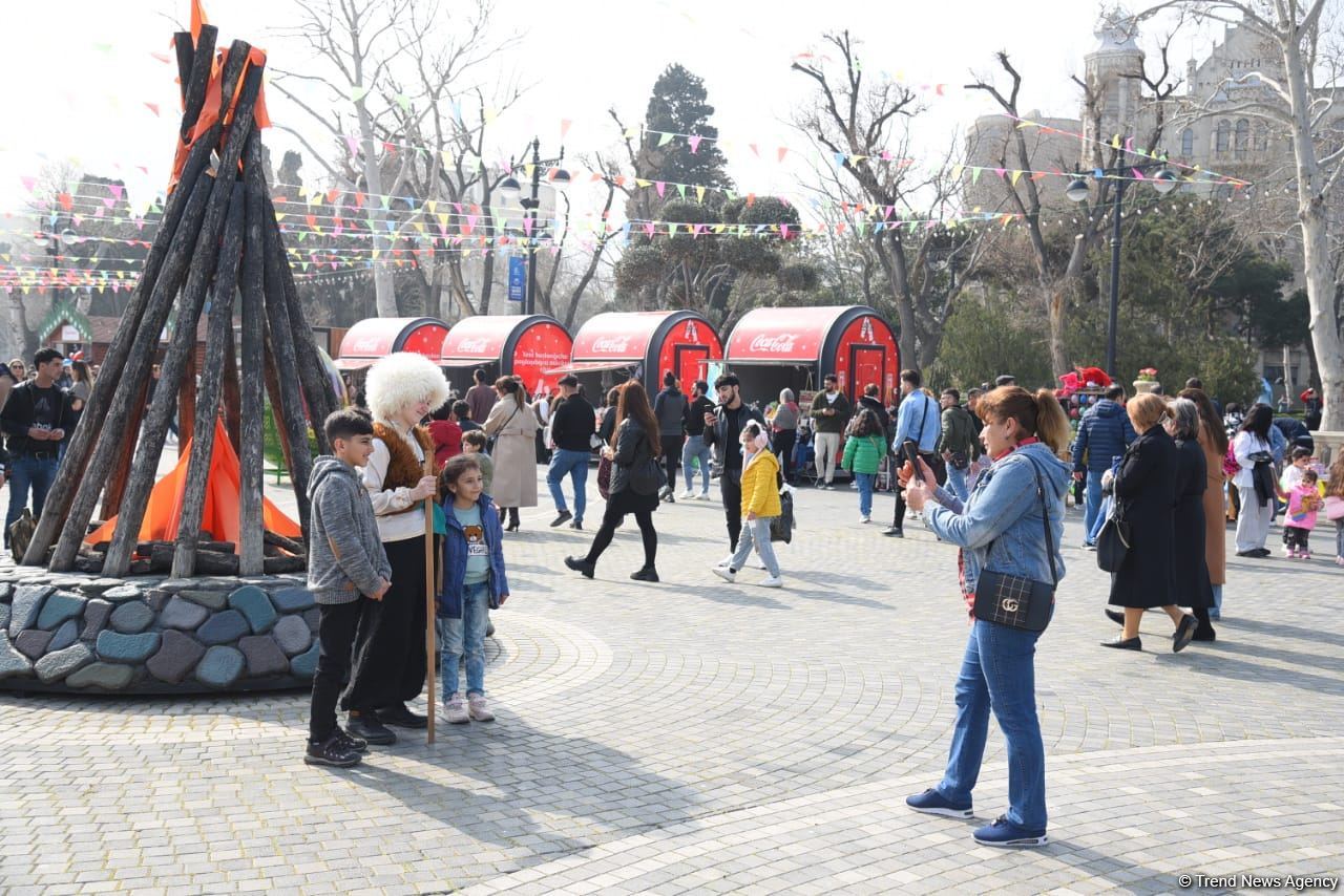 Bakı sakinləri Novruz bayramını qeyd edir - FOTOREPORTAJ