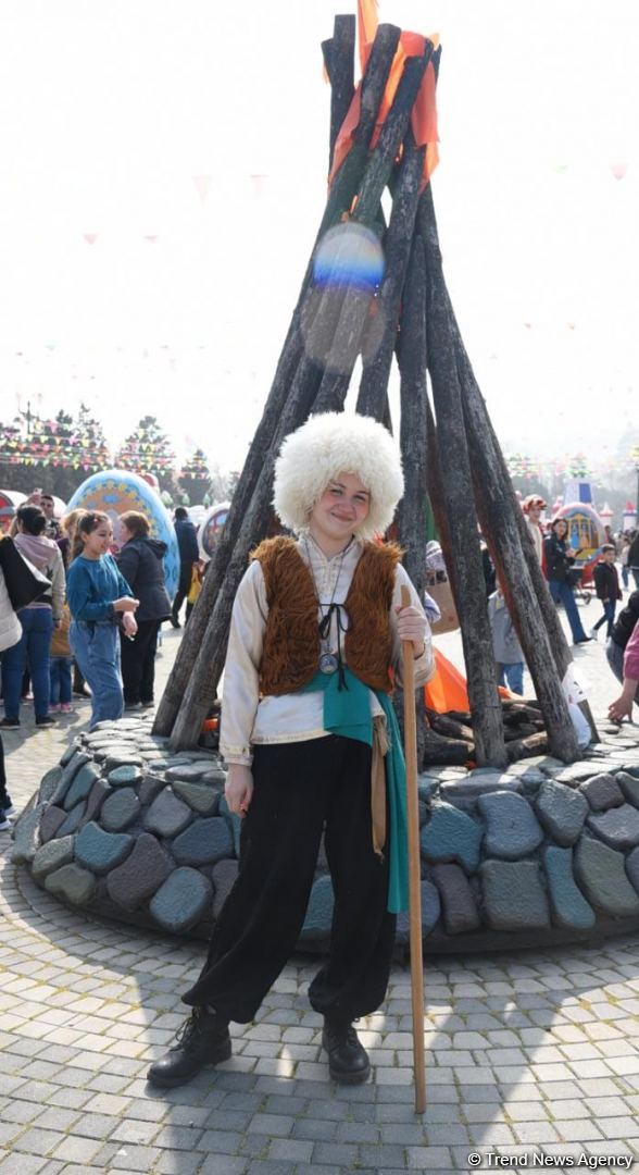 Bakı sakinləri Novruz bayramını qeyd edir - FOTOREPORTAJ
