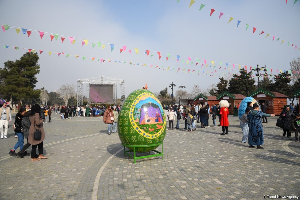 Bakı sakinləri Novruz bayramını qeyd edir - FOTOREPORTAJ