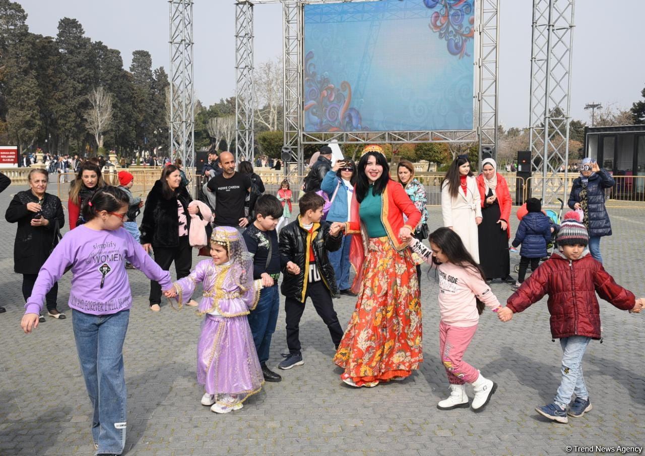 Bakı sakinləri Novruz bayramını qeyd edir - FOTOREPORTAJ