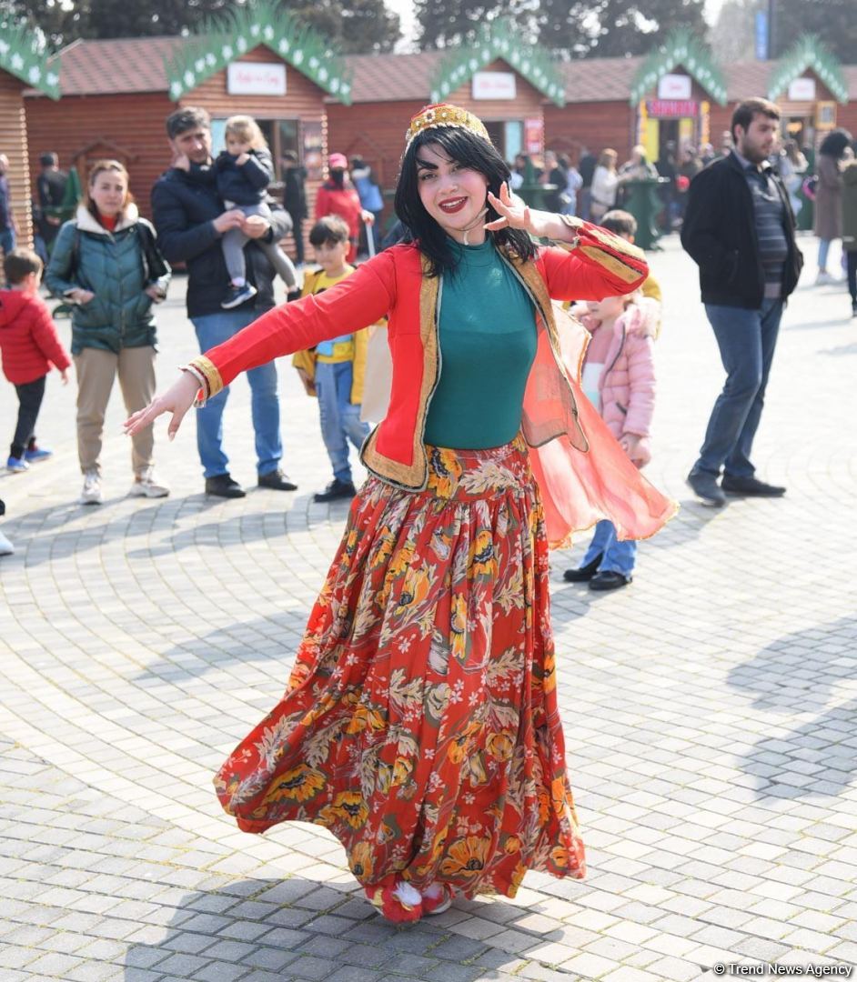 Bakı sakinləri Novruz bayramını qeyd edir - FOTOREPORTAJ