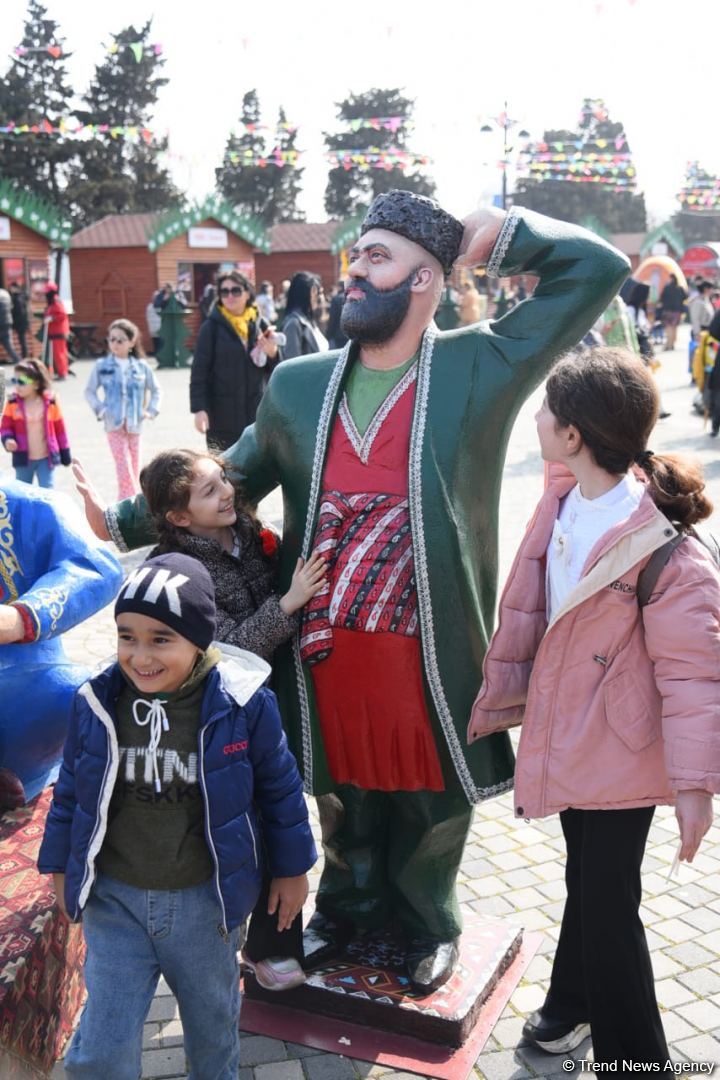 Bakı sakinləri Novruz bayramını qeyd edir - FOTOREPORTAJ