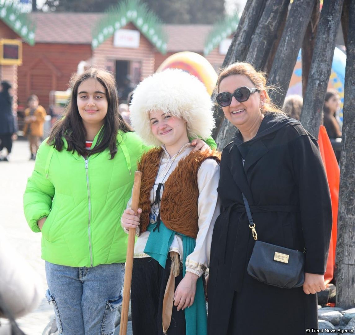 Bakı sakinləri Novruz bayramını qeyd edir - FOTOREPORTAJ
