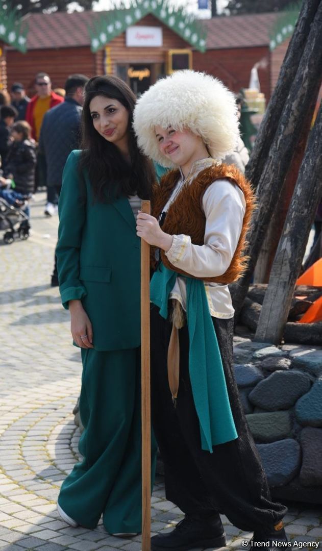 Bakı sakinləri Novruz bayramını qeyd edir - FOTOREPORTAJ