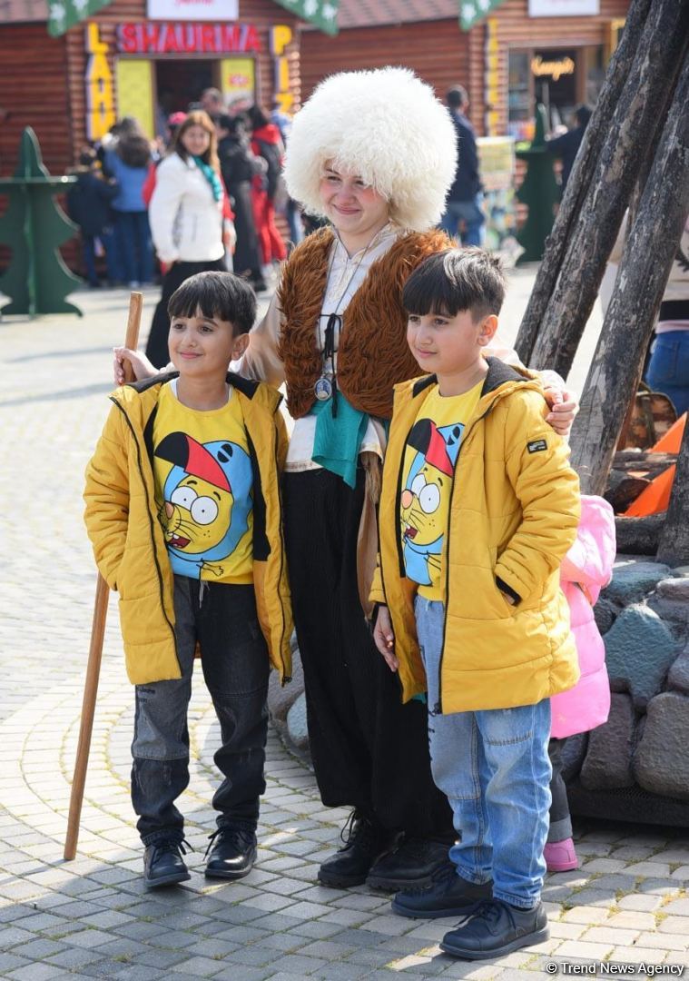 Bakı sakinləri Novruz bayramını qeyd edir - FOTOREPORTAJ