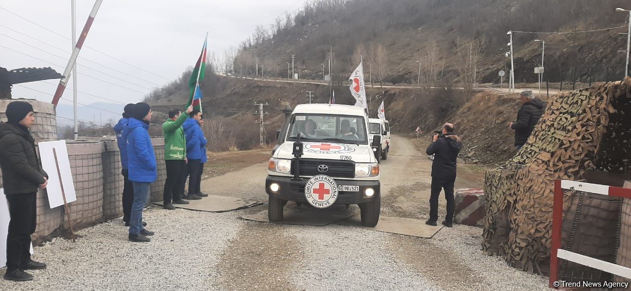 BQXK-ya məxsus avtomobillər Laçın yolundan keçib (FOTO)