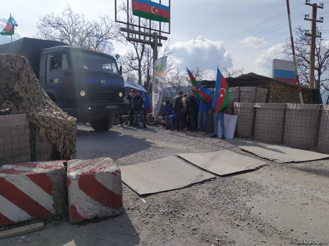 Sülhməramlılara aid 19 maşın Laçın yolundan maneəsiz keçib (FOTO)