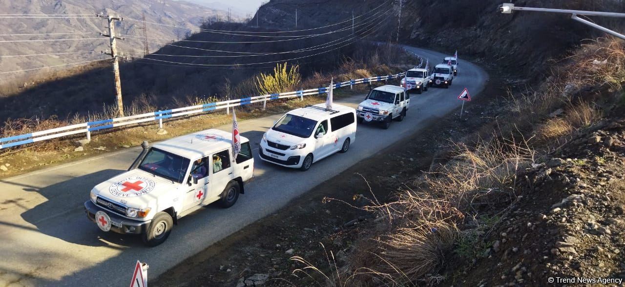 BQXK-ya məxsus avtomobillər Laçın yolundan keçib (FOTO)