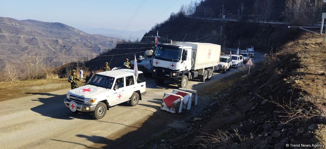 BQXK-ya məxsus avtomobillər Laçın yolundan keçib (FOTO)