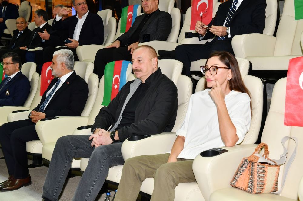 Prezident İlham Əliyev və Birinci xanım Mehriban Əliyeva “Qarabağ” və “Qalatasaray” komandaları arasında keçirilən xeyriyyə oyununa baxıblar (FOTO/VİDEO) (YENİLƏNİB)