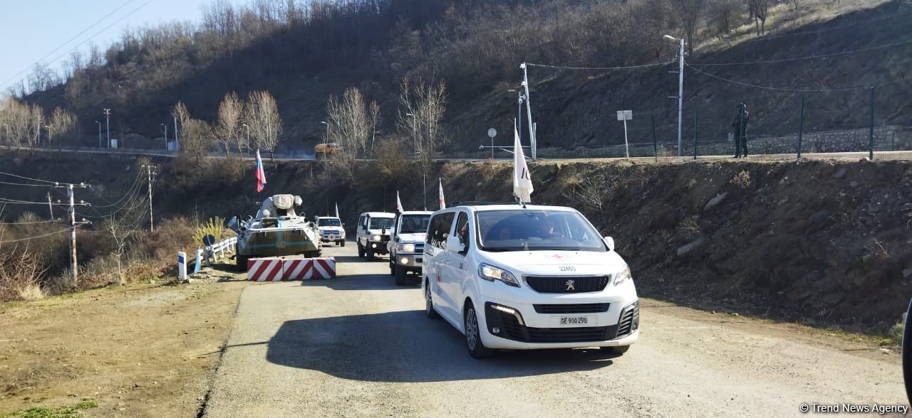 BQXK-ya məxsus avtomobillər Laçın yolundan keçib (FOTO)