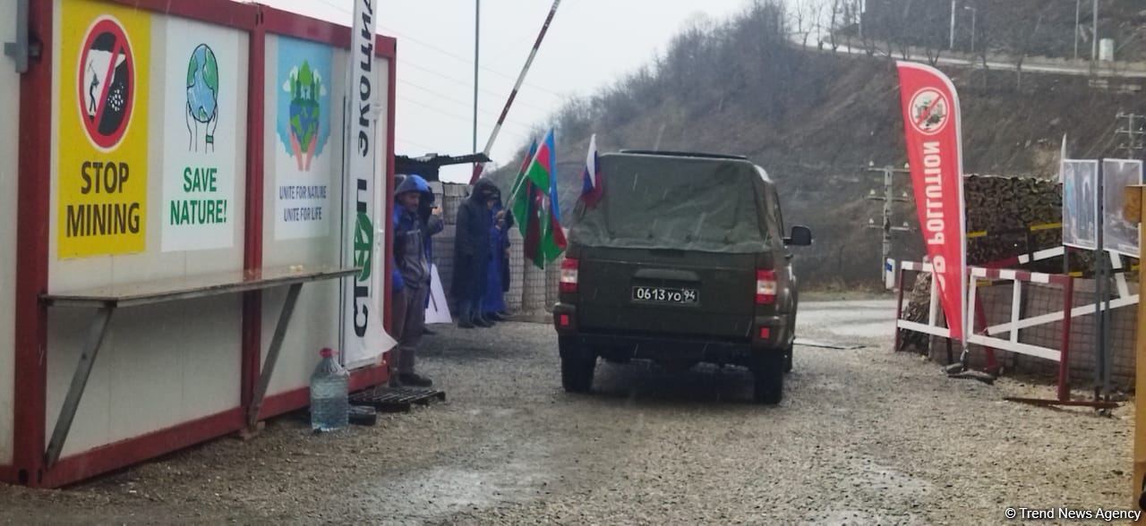 Sülhməramlılara aid avtomobil Laçın yolundan maneəsiz keçib (FOTO)