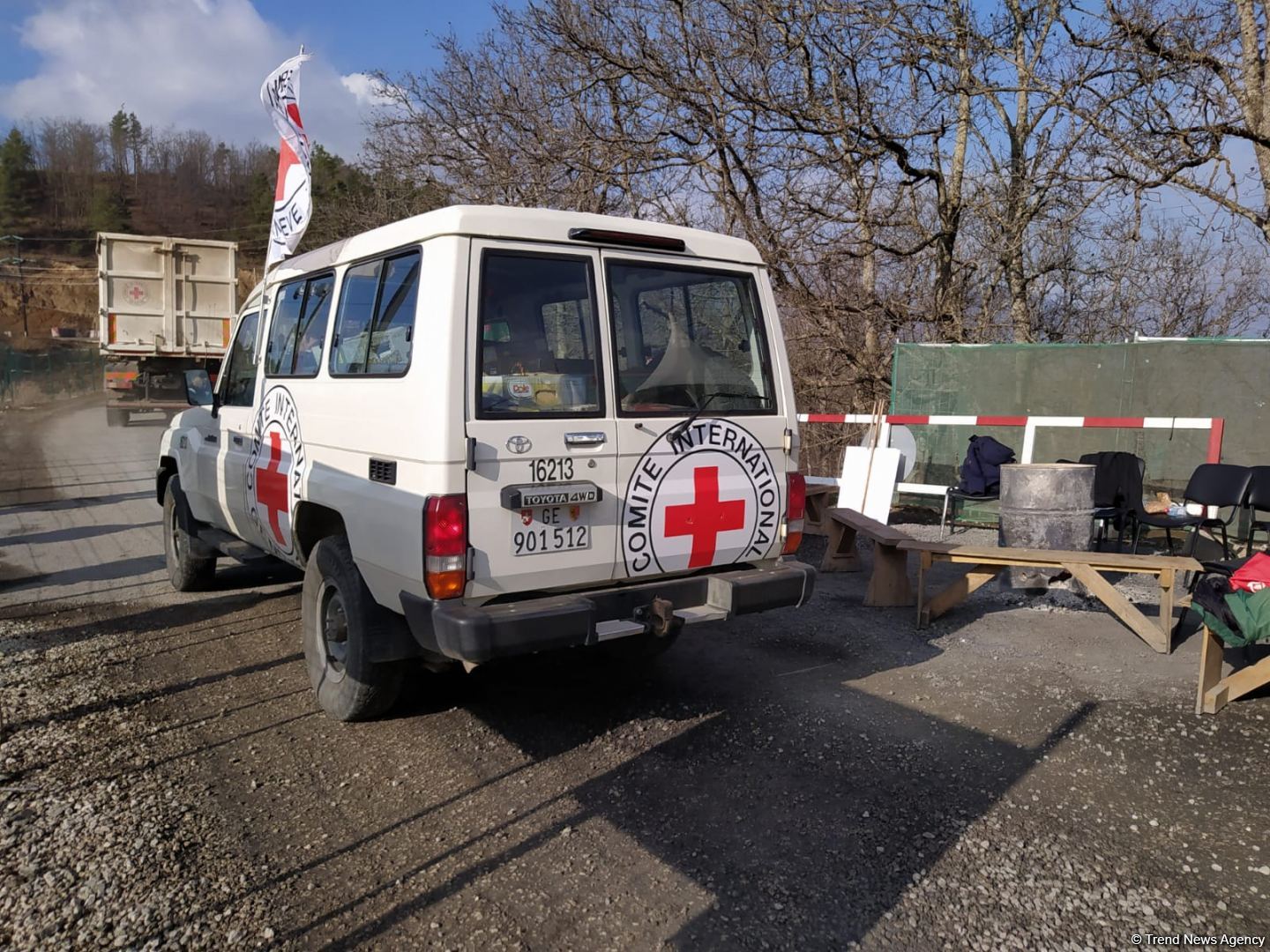 BQXK-ya məxsus avtomobillər Laçın yolundan keçib (FOTO)