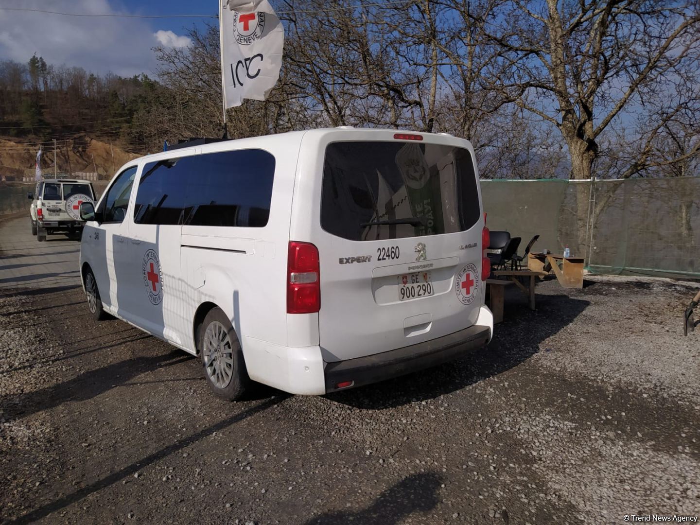 BQXK-ya məxsus avtomobillər Laçın yolundan keçib (FOTO)