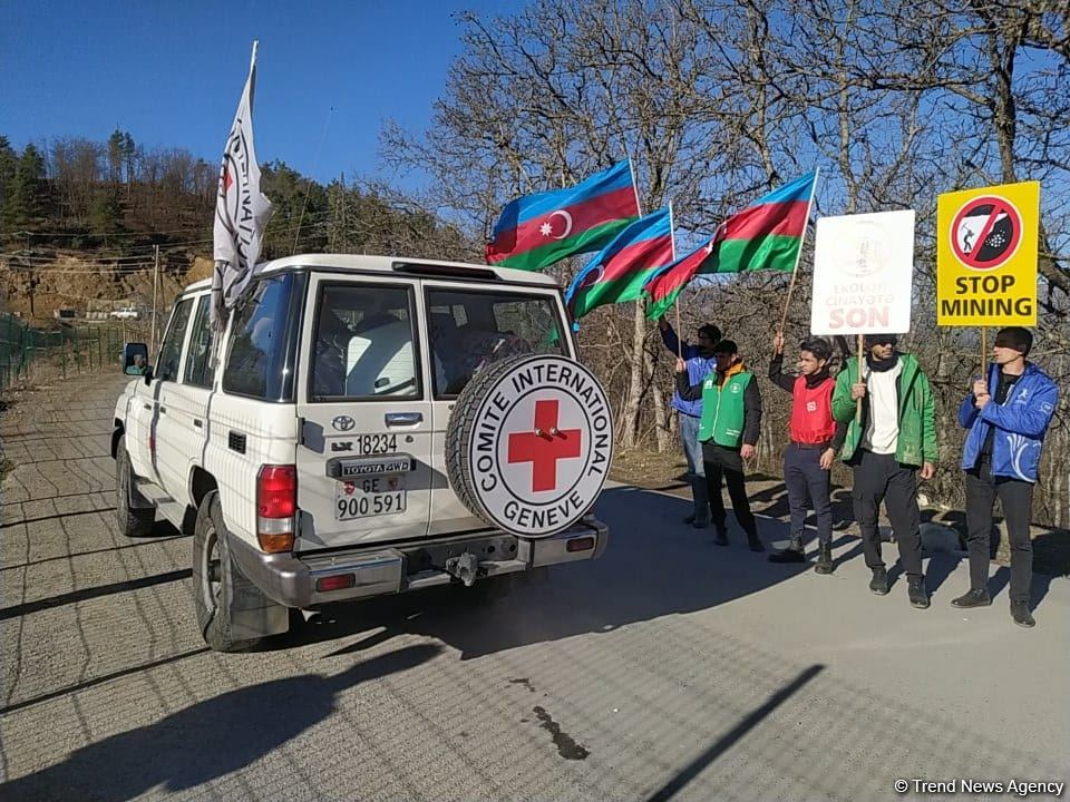 BQXK-ya məxsus avtomobillər Laçın yolundan keçib (FOTO)