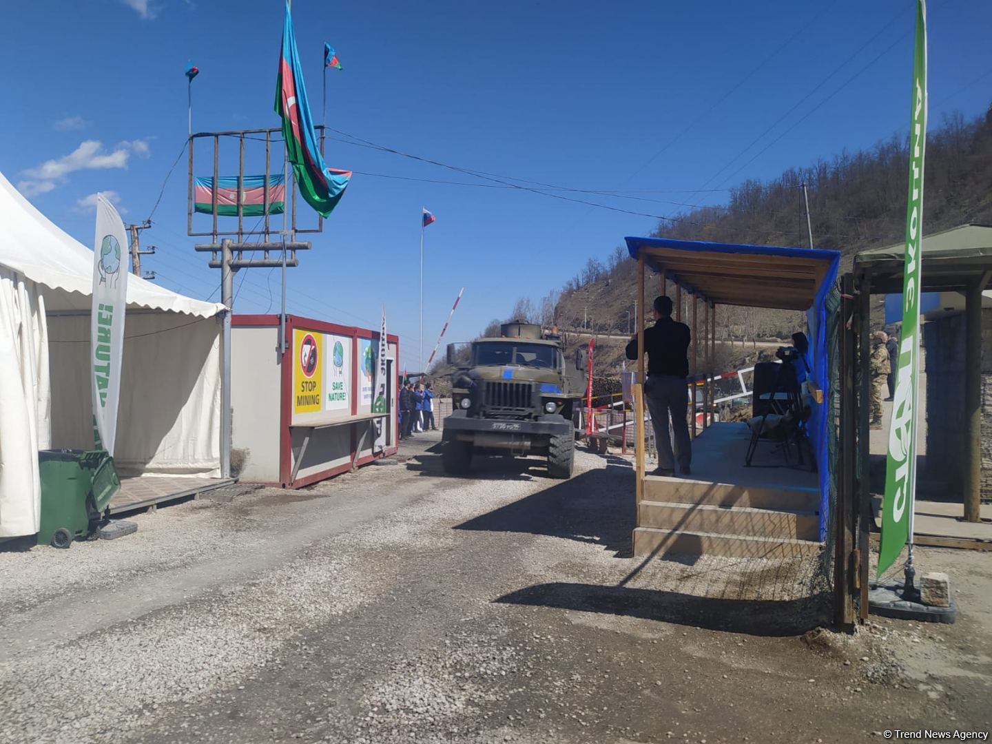 Sülhməramlılara aid 37 avtomobil Laçın yolundan maneəsiz keçib (FOTO)
