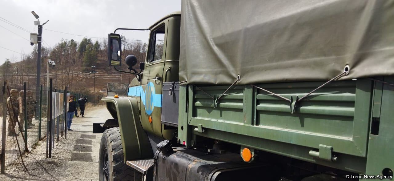 Sülhməramlılara aid növbəti avtomobil karvanı Laçın yolundan maneəsiz keçib (FOTO)