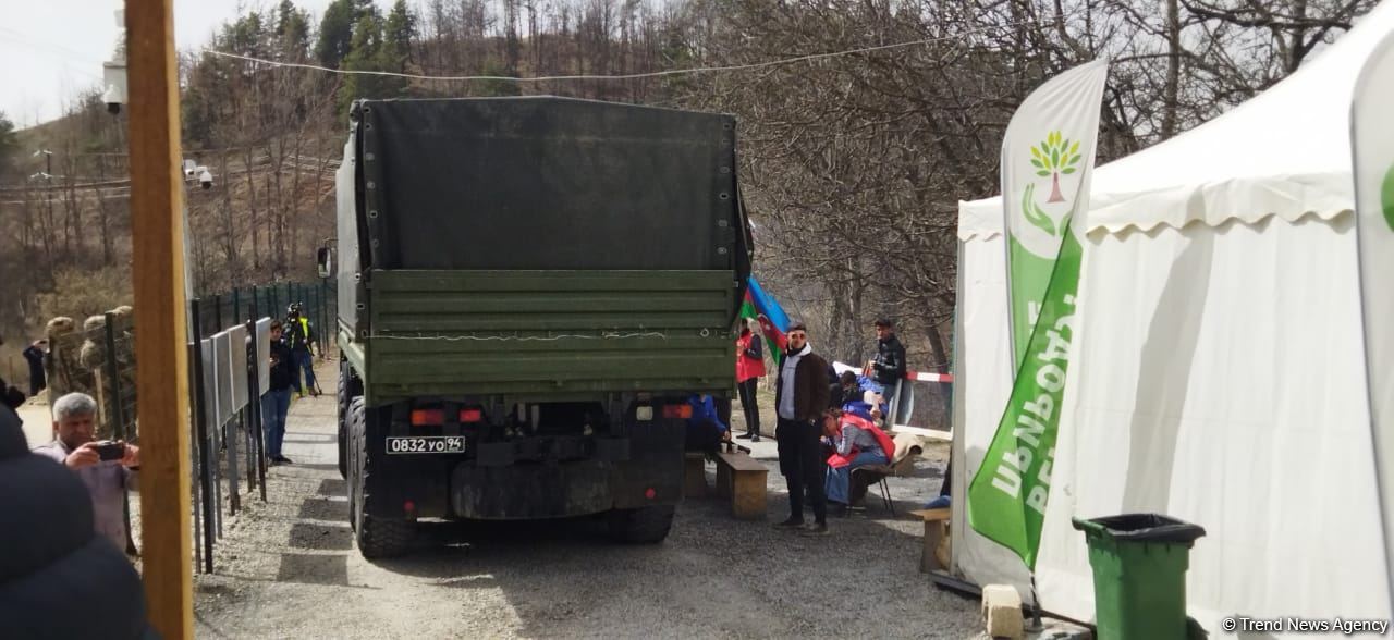 Sülhməramlılara aid növbəti avtomobil karvanı Laçın yolundan maneəsiz keçib (FOTO)