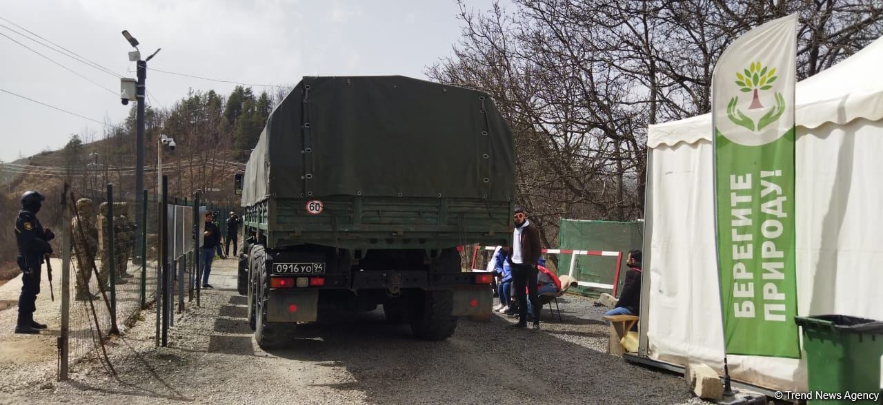 Sülhməramlılara aid növbəti avtomobil karvanı Laçın yolundan maneəsiz keçib (FOTO)