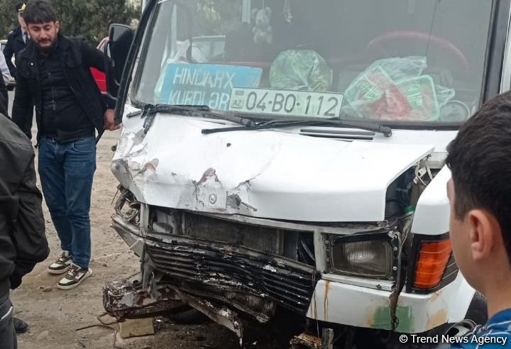 Ağcabədidə sərnişin avtobusu minik avtomobili ilə toqquşub (FOTO)