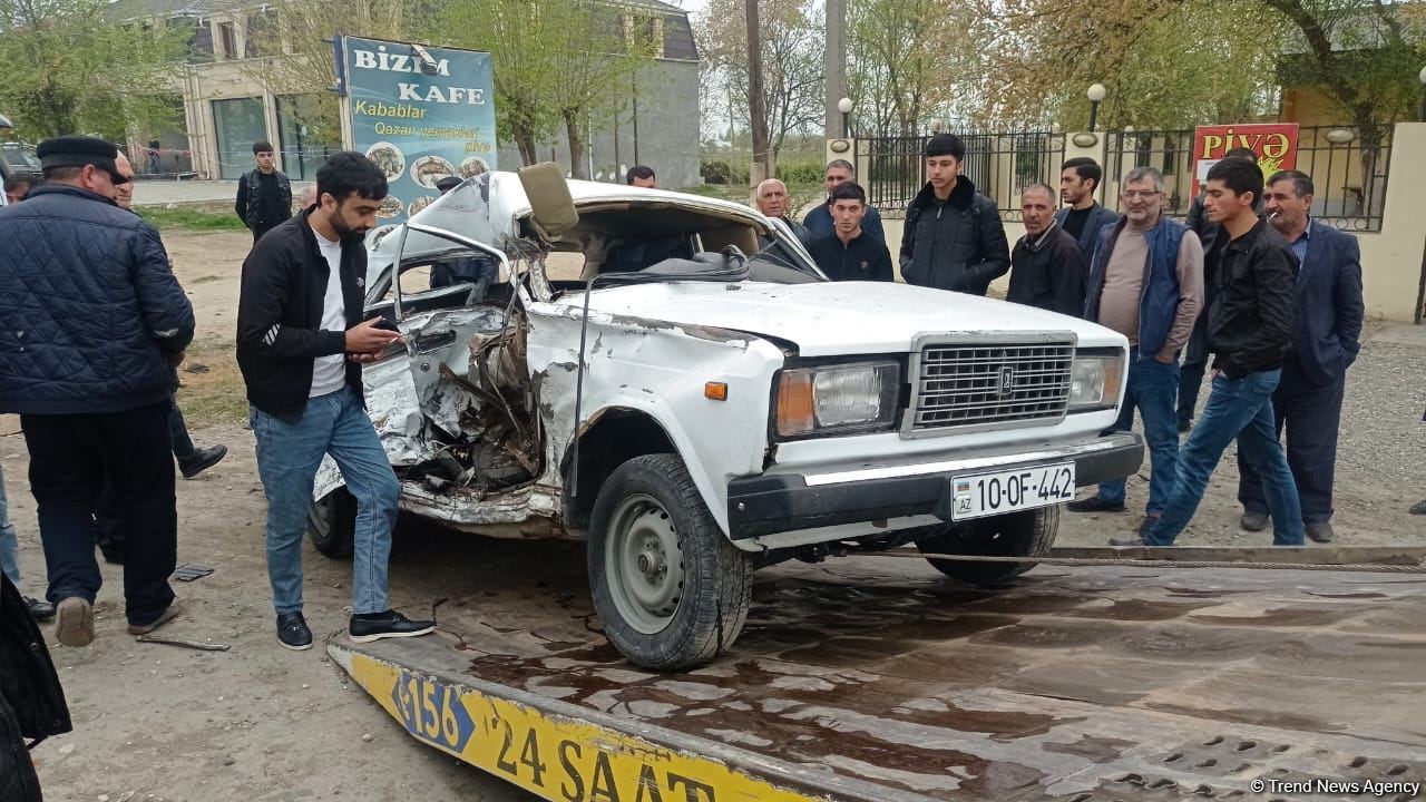 Ağcabədidə sərnişin avtobusu minik avtomobili ilə toqquşub (FOTO)