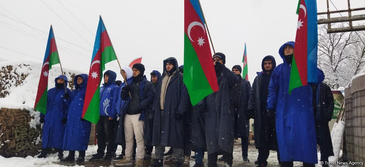 Laçın-Xankəndi yolundakı aksiya 111 gündür davam edir (FOTO)