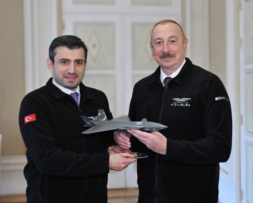 Selçuk Bayraktar Prezident İlham Əliyevə xatirə hədiyyəsi təqdim edib (FOTO)