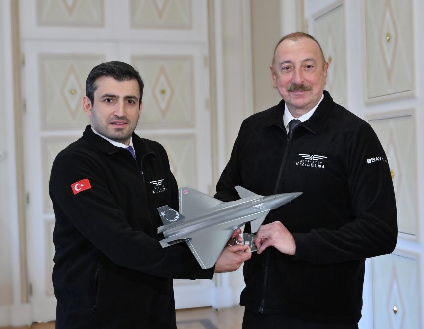 Selçuk Bayraktar Prezident İlham Əliyevə xatirə hədiyyəsi təqdim edib (FOTO)