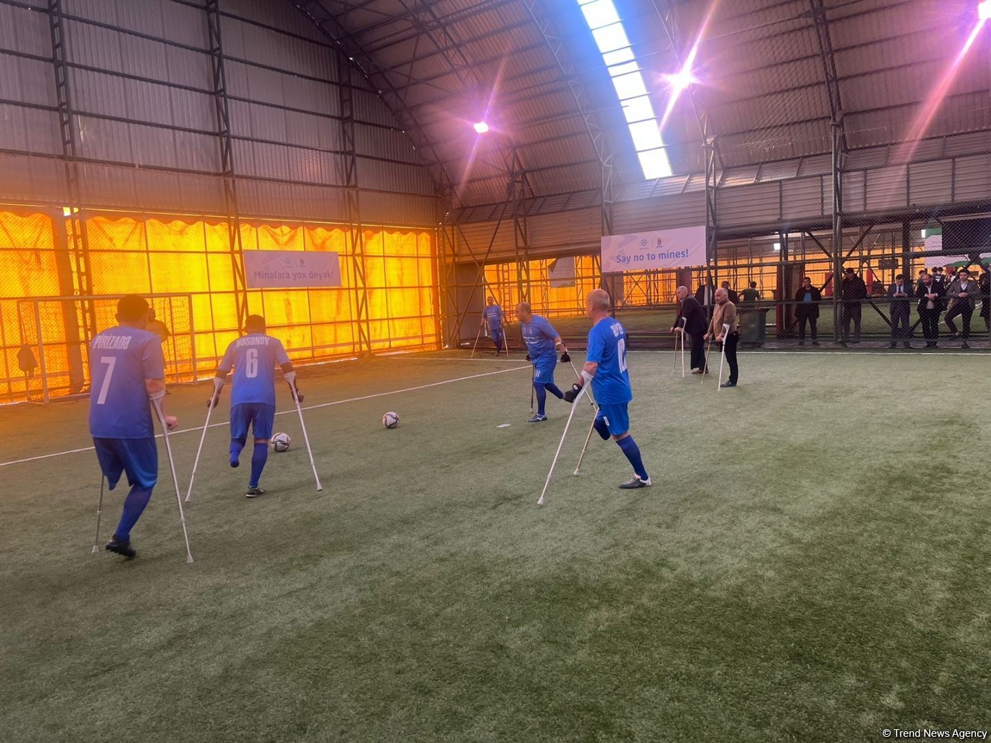 Britaniya səfiri mina partlayışları nəticəsində xəsarət almış amputant şəxslərin futbol oyununu izləyib (FOTO)