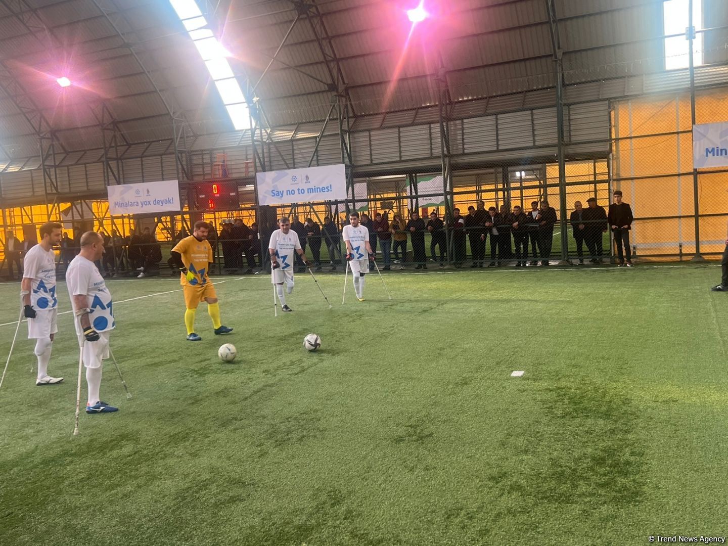 Britaniya səfiri mina partlayışları nəticəsində xəsarət almış amputant şəxslərin futbol oyununu izləyib (FOTO)