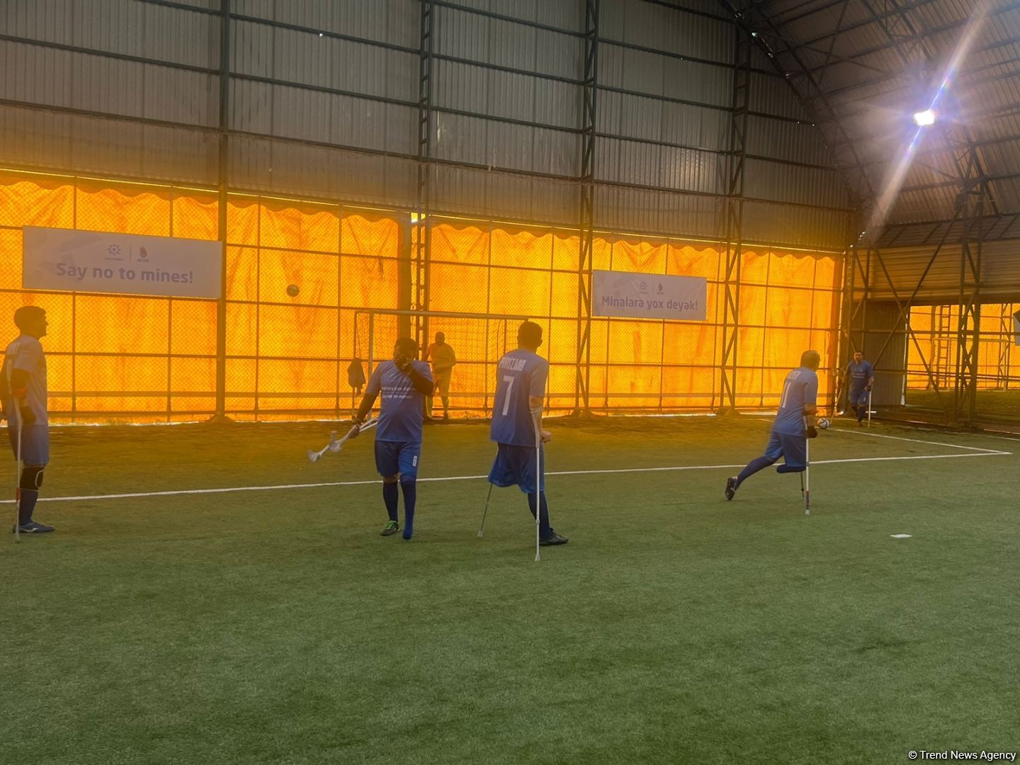 Britaniya səfiri mina partlayışları nəticəsində xəsarət almış amputant şəxslərin futbol oyununu izləyib (FOTO)