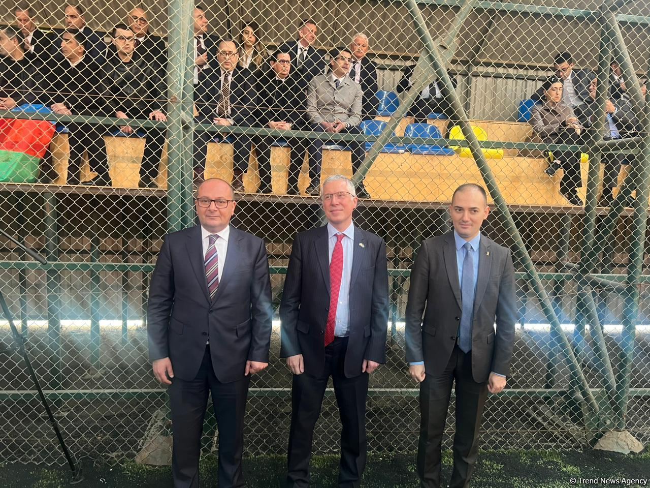 Britaniya səfiri mina partlayışları nəticəsində xəsarət almış amputant şəxslərin futbol oyununu izləyib (FOTO)