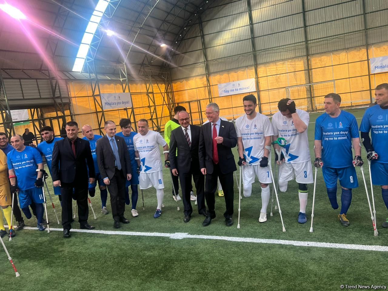 Britaniya səfiri mina partlayışları nəticəsində xəsarət almış amputant şəxslərin futbol oyununu izləyib (FOTO)